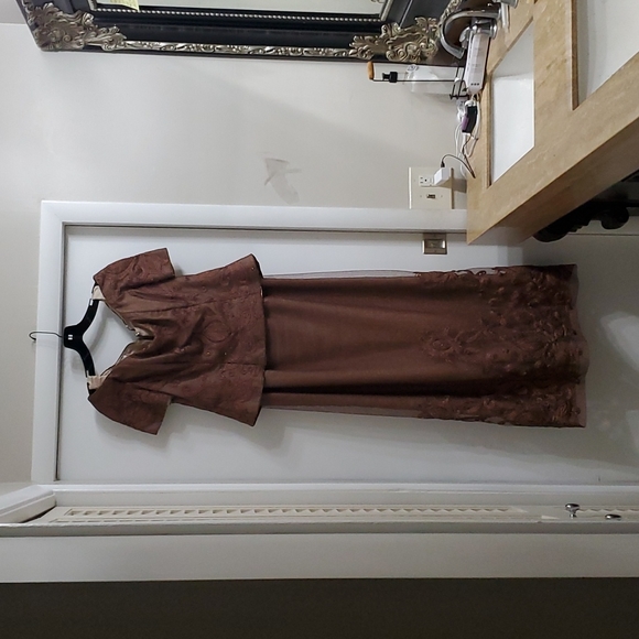 Bronze Brown Elegant Formal Gown with glitter, sequins and lace - Picture 1 of 13